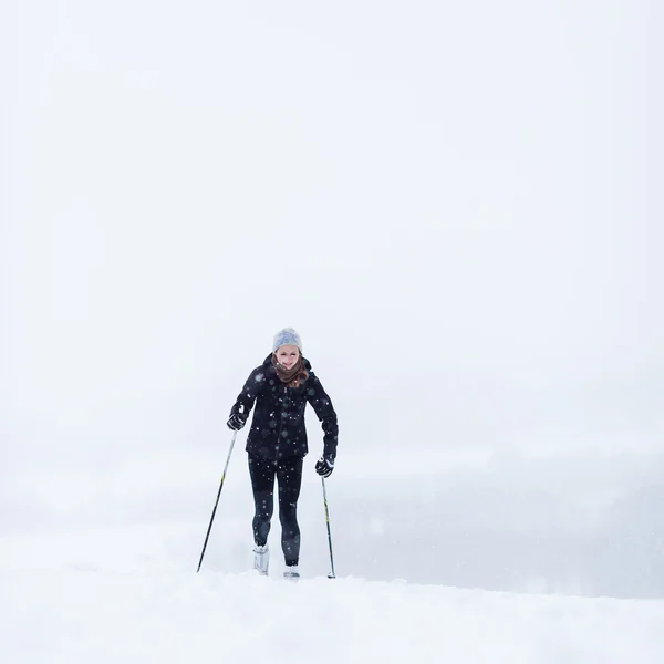 Młoda kobieta narciarstwa biegowego na dzień mroźną zimę — Zdjęcie stockowe
