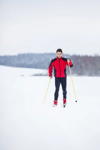 크로스 컨트리 스키: 젊은 남자 크로스 컨트리 스키 — 스톡 사진