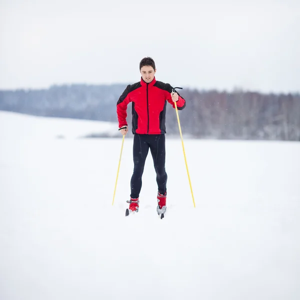 Cross-country kayak: genç adam cross-country kayağı — Stok fotoğraf