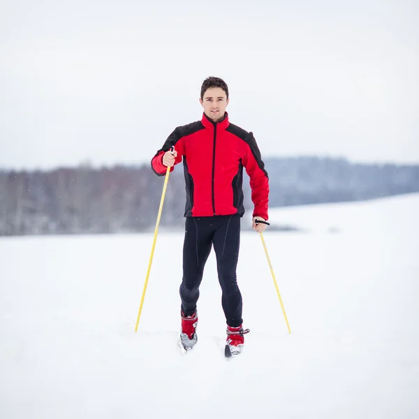 Esquí de fondo: joven esquí de fondo — Foto de Stock