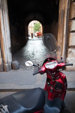 Roma'nın antik caddelerden birinde Park scooter