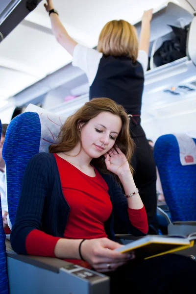 Całkiem młoda kobieta pasażerów na pokładzie statku powietrznego — Zdjęcie stockowe