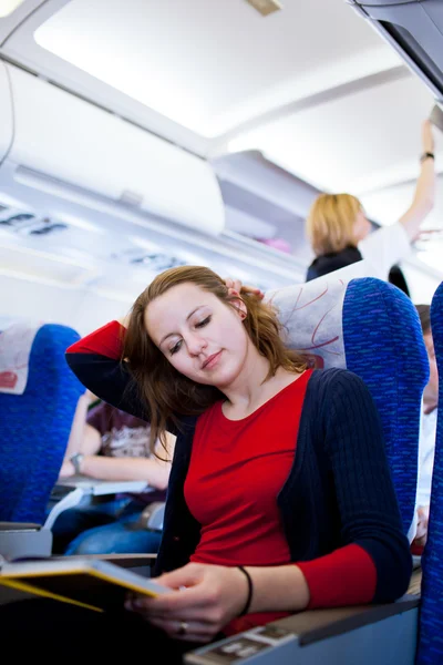 年轻漂亮的女乘客的一架飞机 — 图库照片