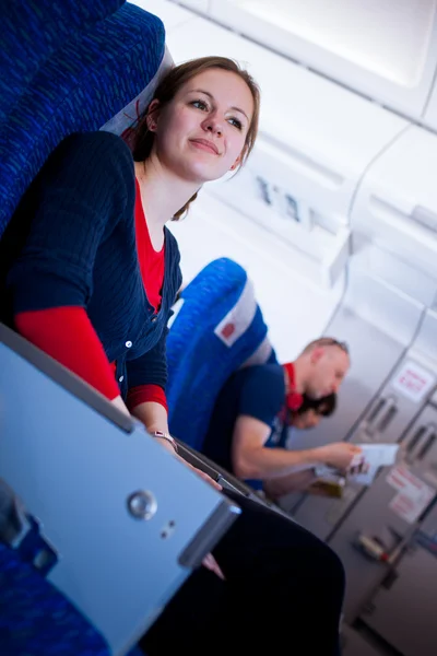 Pasajera bastante joven a bordo de un avión — Foto de Stock