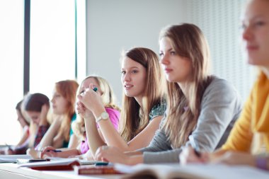 Sınıfta öğrenciler (Renk tonlu görüntü)