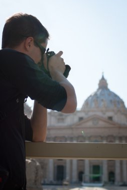 Genç turizm Roma gezileri sırasında fotoğraf çekmek