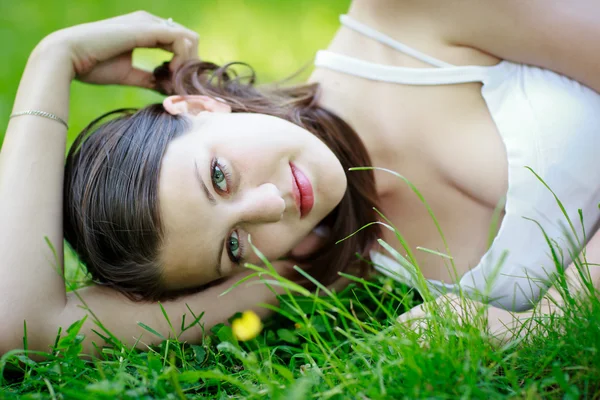 Close-up portrait of an attractive young woman outdoors — Stock Photo, Image