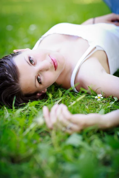 Retrato de cerca de una atractiva joven al aire libre —  Fotos de Stock