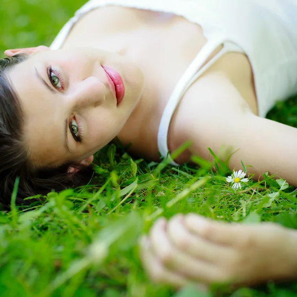 Närbild porträtt av en attraktiv ung kvinna utomhus — Stockfoto