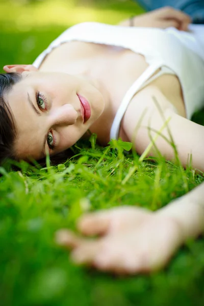 Gros plan portrait d'une jolie jeune femme en plein air — Photo