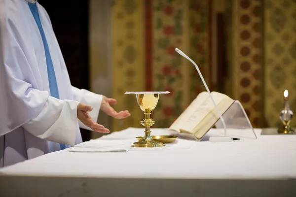 Priest during a wedding ceremony/nuptial mass — Stock Photo, Image