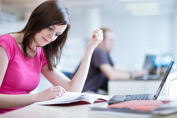 Pretty female student in the library — Stock Photo, Image