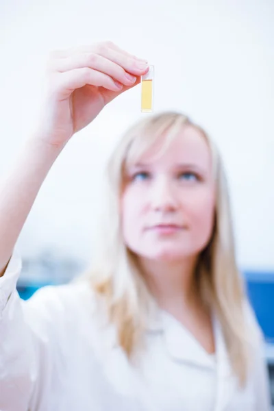 Close-up van een vrouwelijke onderzoeker/chemie student uitvoering uit ex — Stockfoto