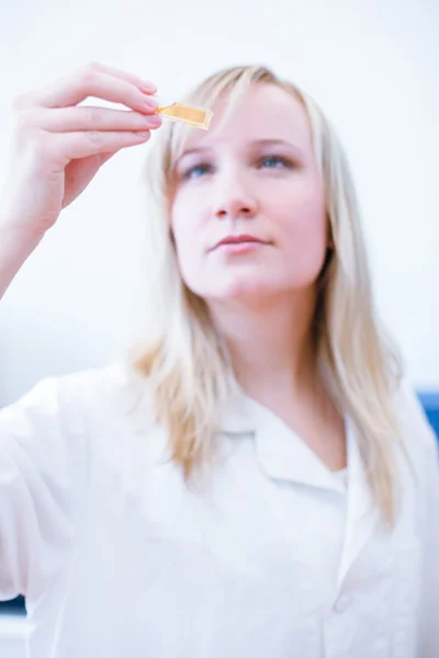 Närbild av en kvinnlig forskare/kemi student bär ut ex — Stockfoto