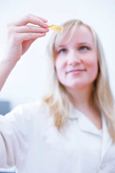 Närbild av en kvinnlig forskare/kemi student bär ut ex — Stockfoto