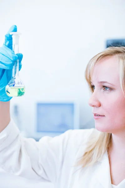 Closeup of a female researcher/chemistry student carrying out ex — Stock Photo, Image