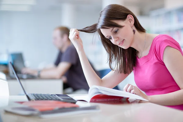 Estudiante bastante femenina en la biblioteca — Foto de Stock