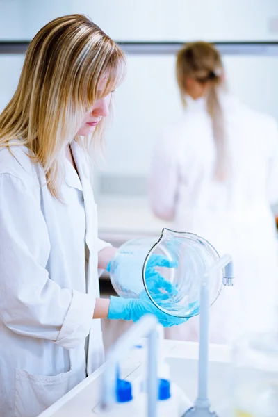 Närbild av en kvinnlig forskare/kemi student — Stockfoto