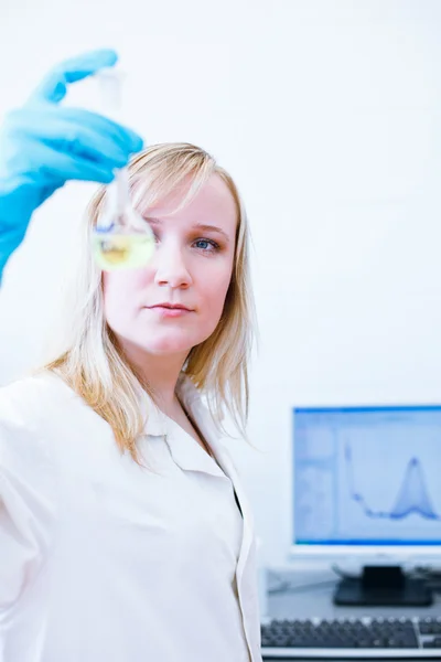 Closeup of a female researcher/chemistry student carrying out ex — Stock Photo, Image