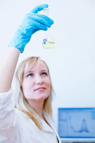 Närbild av en kvinnlig forskare/kemi student — Stockfoto
