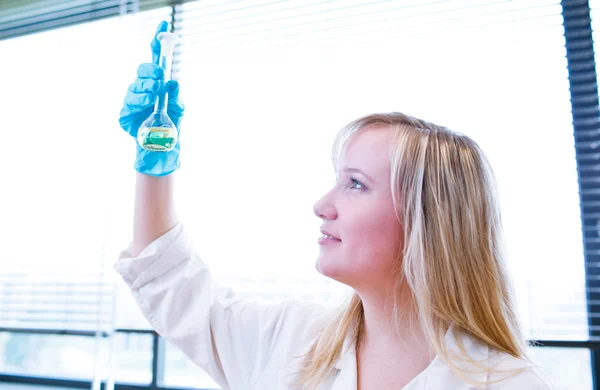 Vértes egy női kutató, kémia diák — Stock Fotó