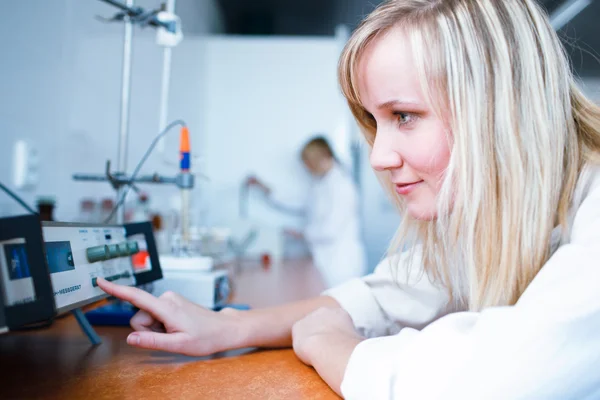Bir kadın araştırmacı/kimya öğrenci closeup — Stok fotoğraf