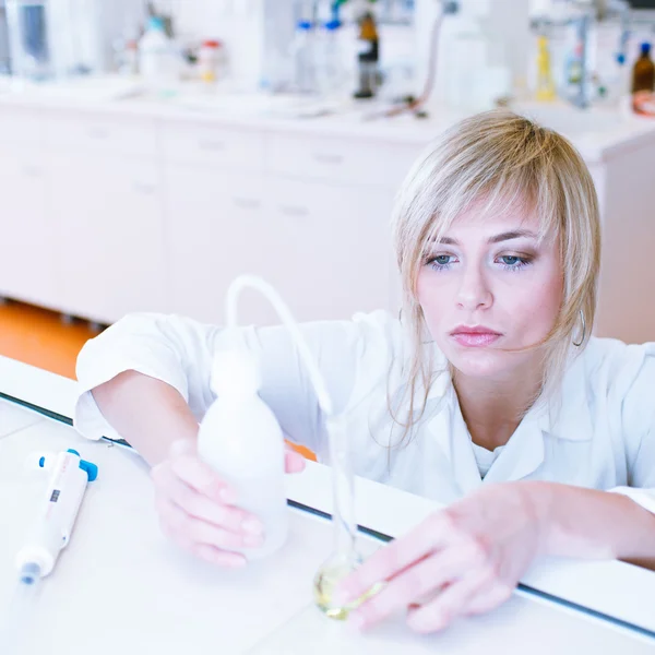 Primer plano de una investigadora / estudiante de química — Foto de Stock