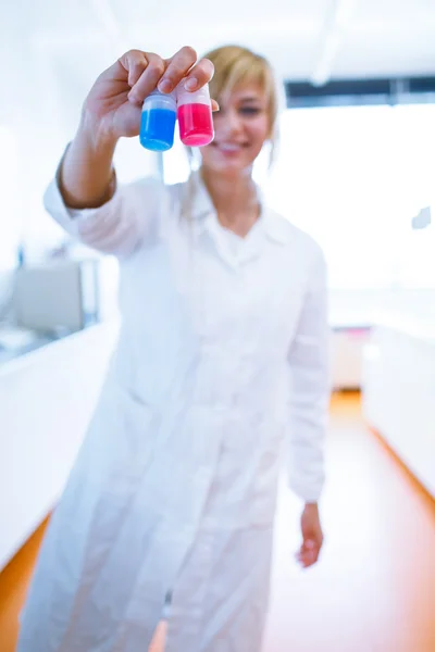 Primo piano di una ricercatrice / studentessa di chimica — Foto Stock