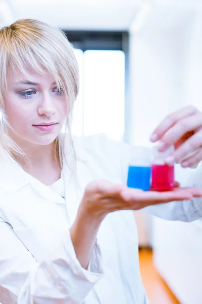Close-up van een vrouwelijke onderzoeker/chemie student — Stockfoto
