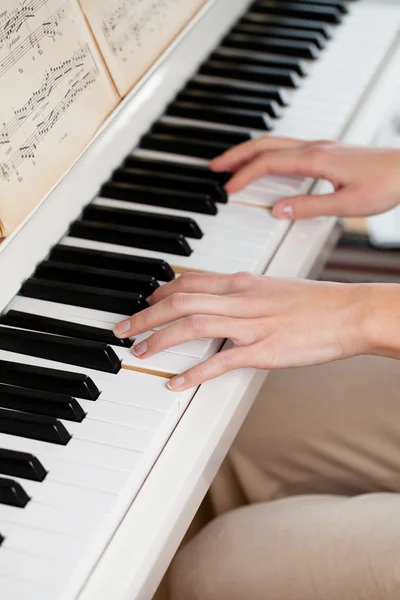Tocar el piano (DOF poco profundo; imagen tonificada en color ) —  Fotos de Stock