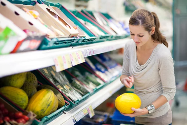 Pretty, young woman shopping for fruits and vegetables — Stock Photo, Image