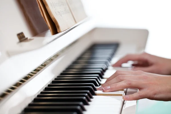 Oynarken piyano (sığ Dof; Renk tonlu görüntü) — Stok fotoğraf