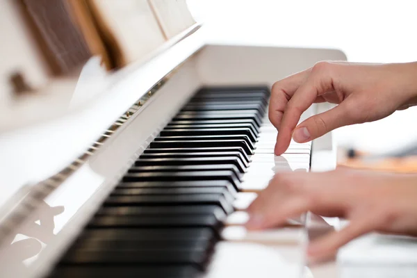 Oynarken piyano (sığ Dof; Renk tonlu görüntü) — Stok fotoğraf