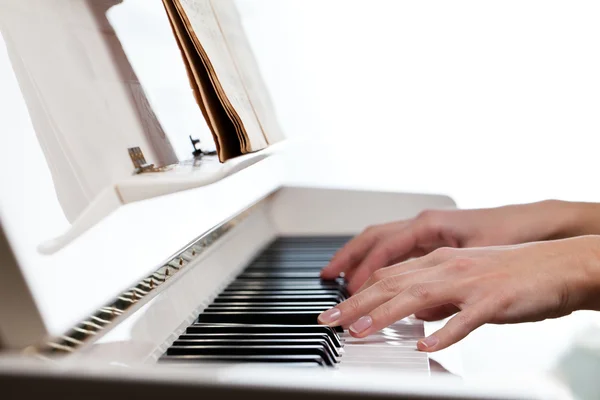 Tocar el piano (DOF poco profundo; imagen tonificada en color ) —  Fotos de Stock