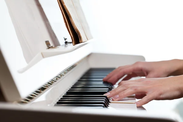 Tocando piano (DOF raso; imagem tonificada a cores ) — Fotografia de Stock