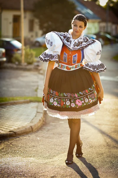 Mujer joven en un vestido popular ceremonial ricamente decorado — Foto de Stock