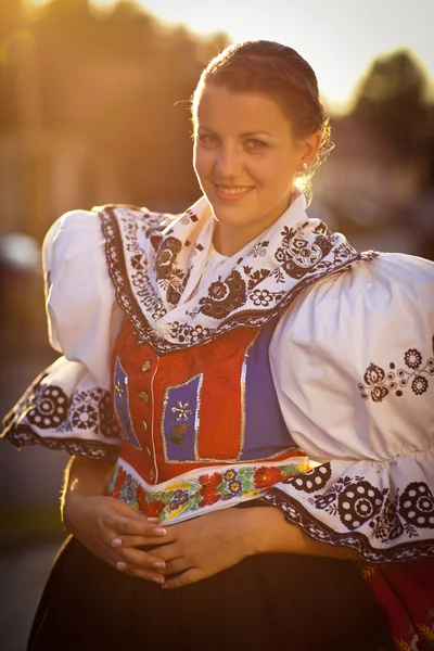 Jovem mulher em um vestido popular cerimonial ricamente decorado — Fotografia de Stock