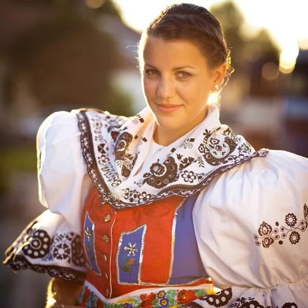 Ung kvinna i en rikt dekorerade ceremoniella folk klänning — Stockfoto