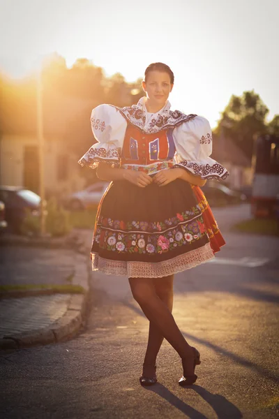 Молода жінка в багато прикрашеній церемоніальній народній сукні — стокове фото