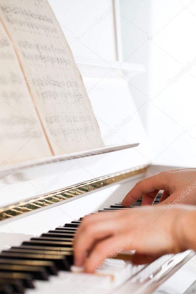 Раздетая пианистка оголилась у рояля