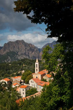 Bir dağ köyü Corsica'deki / daki görünümünü. (köy Evisa)