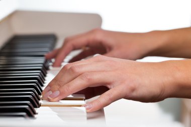 Oynarken piyano (sığ Dof; Renk tonlu görüntü)