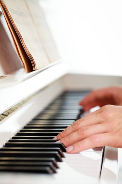Oynarken piyano (sığ Dof; Renk tonlu görüntü)