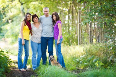 aile portre - aile, dört açık havada şirin köpek