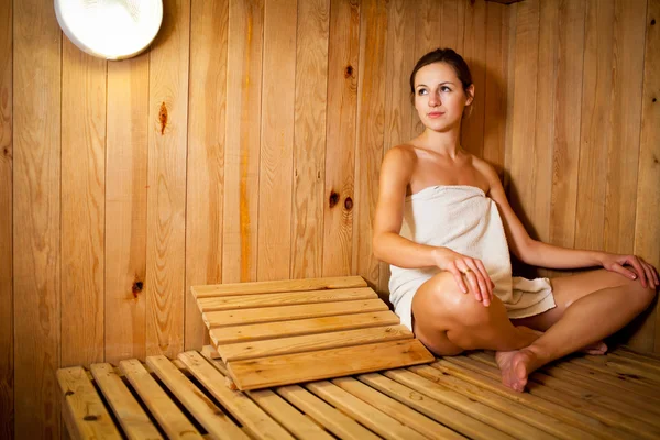 Giovane donna rilassante in una sauna — Foto Stock