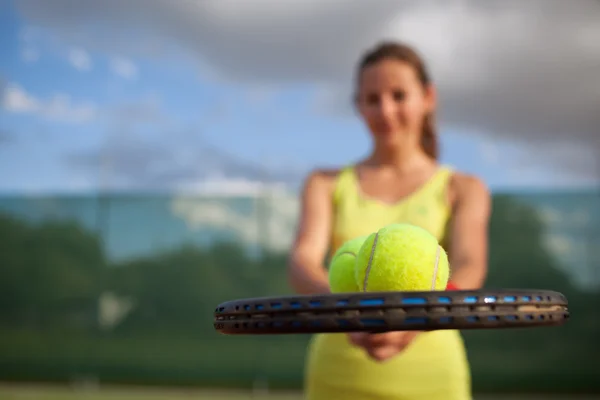 Pretty, young female tennis player on the tennis court — Stock Photo, Image
