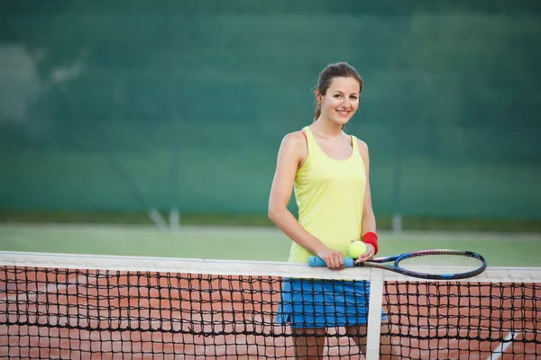 Mooie, jonge professionele tennisspeelster op de tennisbaan — Stockfoto