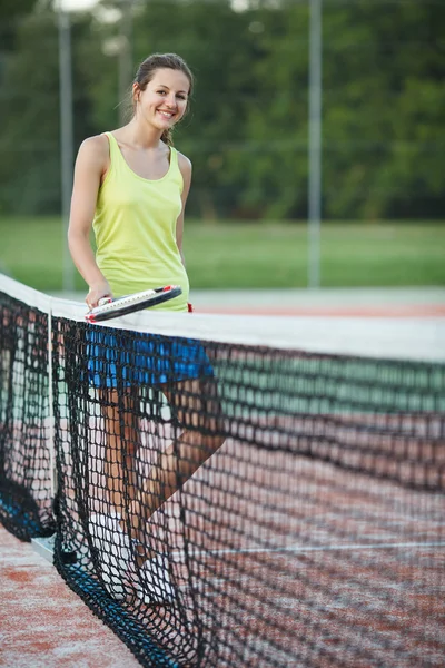 Pretty, young female tennis player on the tennis court — Stock Photo, Image
