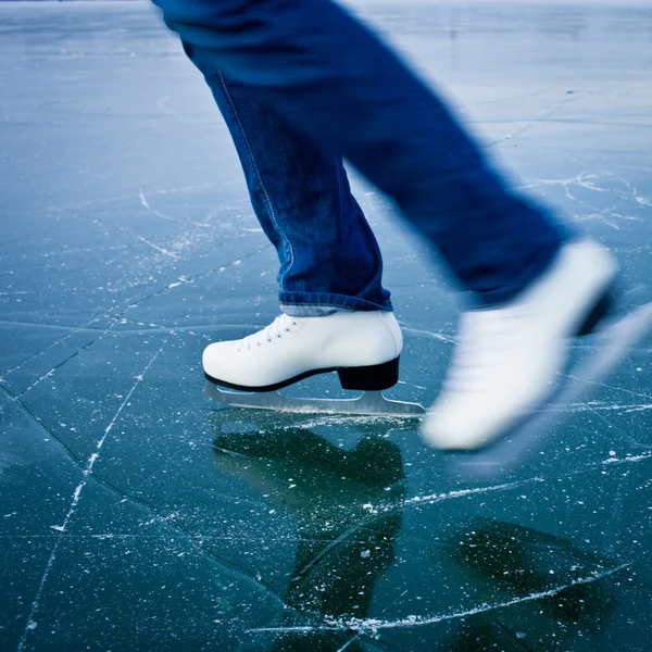 Jovem mulher patinação no gelo ao ar livre em uma lagoa — Fotografia de Stock