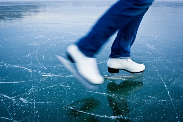 Giovane donna pattinaggio su ghiaccio all'aperto su uno stagno in un inverno gelido — Foto Stock